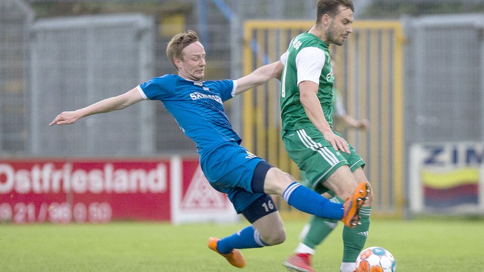 Matthias Goosmann (links) hatte großen Anteil an zwei Aufstiegen des BSV Kickers Emden. Foto: Doden/Emden