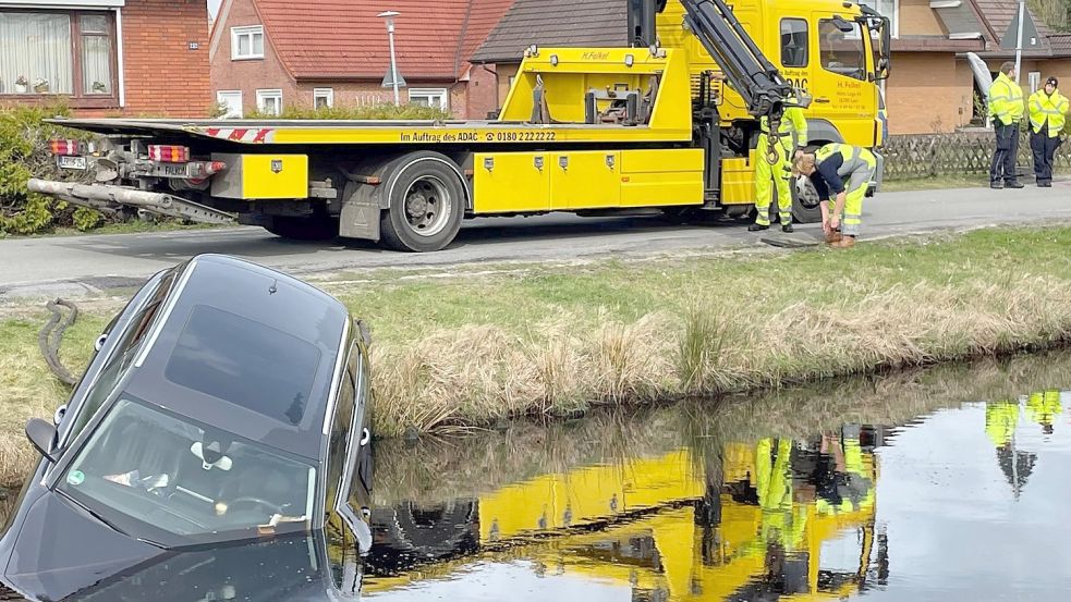 Ein Abschleppdienst zog den Wagen aus dem Kanal. Foto: Janßen