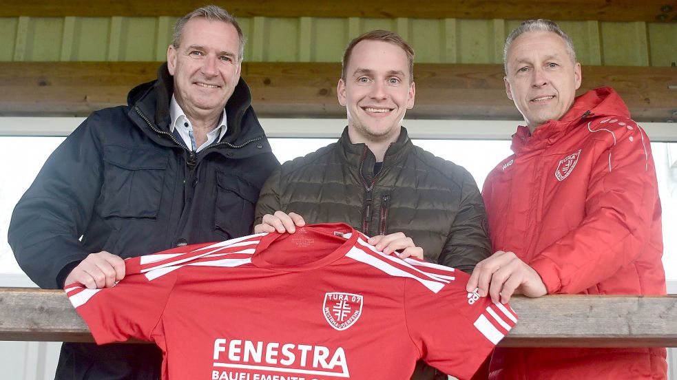 Die Fußball-Abteilungsleiter Frank Bohlmann (links) und Matthias Schulte (rechts) stellen Rückkehrer Sönke Weßling vor. Foto Damm