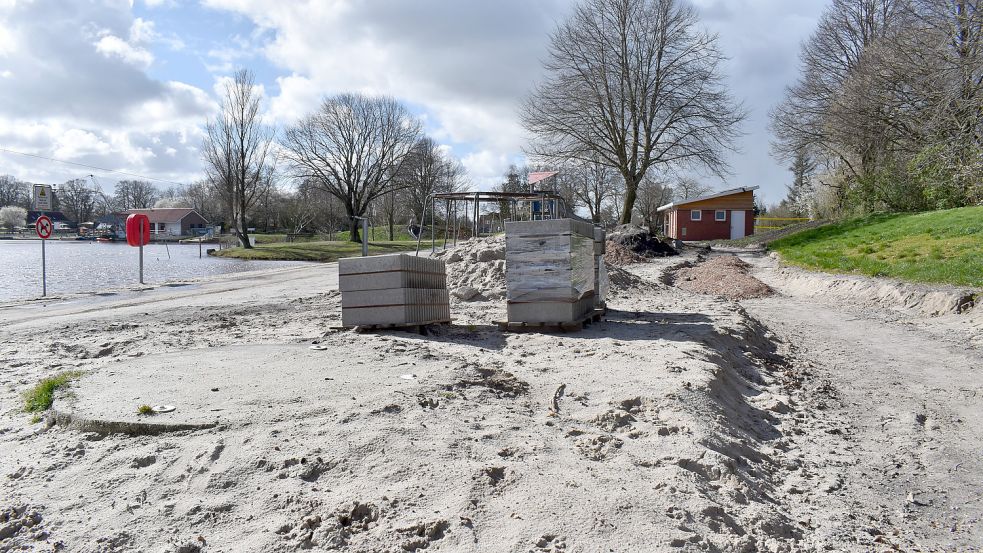 Der neue Fußgängerweg wird derzeit errichtet und soll am Badestrand vorbei entlangführen. Auf diesem Bild ist er auf der rechten Seite zu sehen.