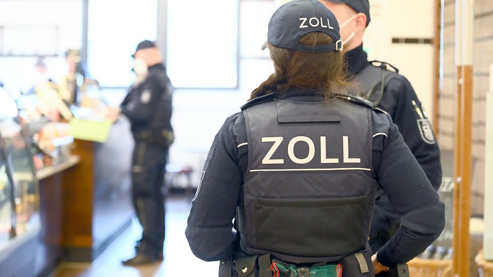 Zollbeamte haben in Bremen einen Schmuggel verhindert. Foto: dpa/Jonas Walzberg