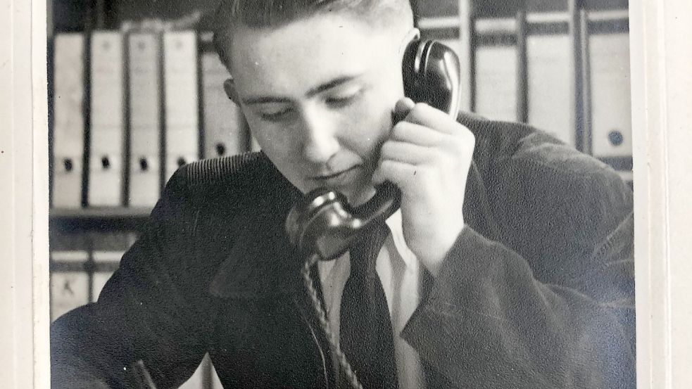 1954, in seinem letzten Lehrjahr, wurde Horst Milde am Schreibtisch im Leeraner Rathaus fotografiert. Bilder: privat