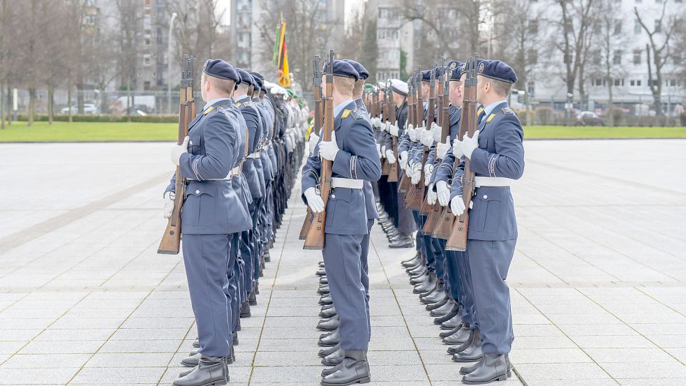 Blinder Gehorsam ist in der Bundeswehr nicht verlangt. Foto: IMAGO/Bernd Elmenthaler