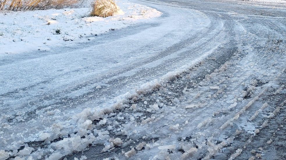 Auf Ostfrieslands Straße ist es auch am Sonnabendmorgen glatt. Foto: Schiefelbein