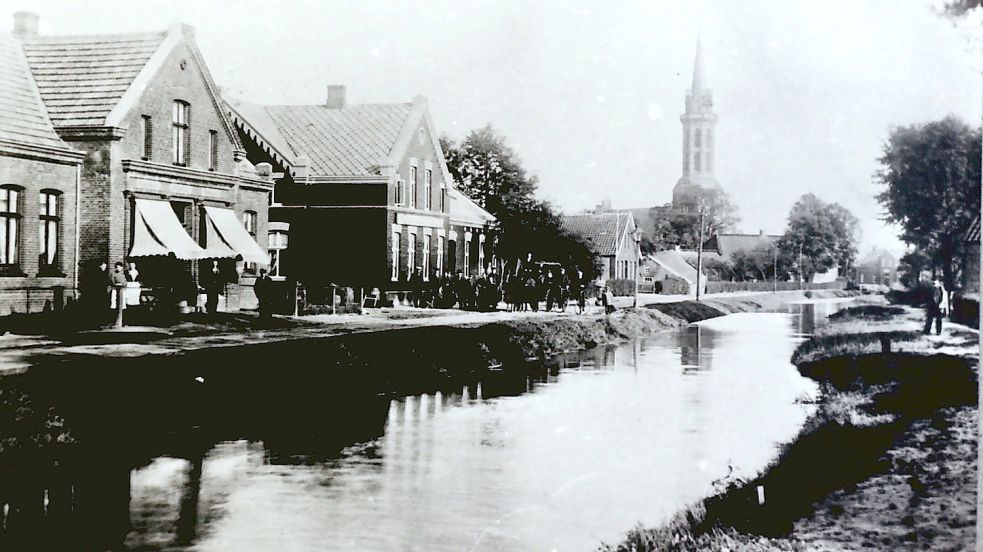 Um das Jahr 1900 war die Rhauderwieke in Rhaudermoor noch ein Kanal. Sie wurde nach dem Zweiten Weltkrieg zugeschüttet.