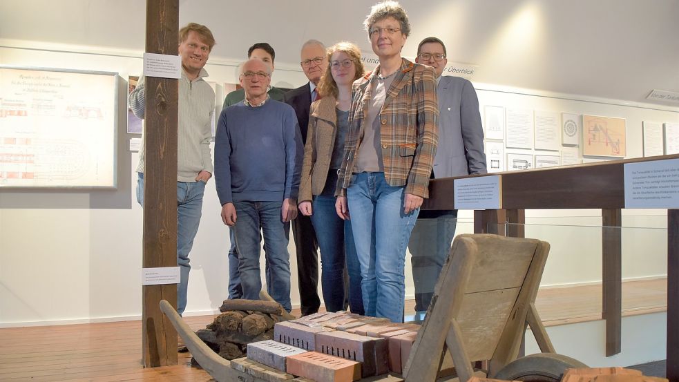 Eröffnung der Ausstellung: Lukas Aufgebauer (von links), Edgar Ruhm, Corvin Linke, Hans Eveslage, Janne Hansen, Antje Hoffmann und Nils Anhuth. Foto: Hahn