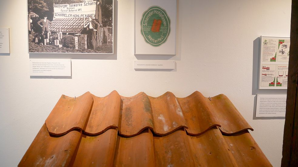 Dachziegel aus der Produktion in Scharrel sind in der Ausstellung ebenso zu sehen wie historische Bilder: Foto: Kruse