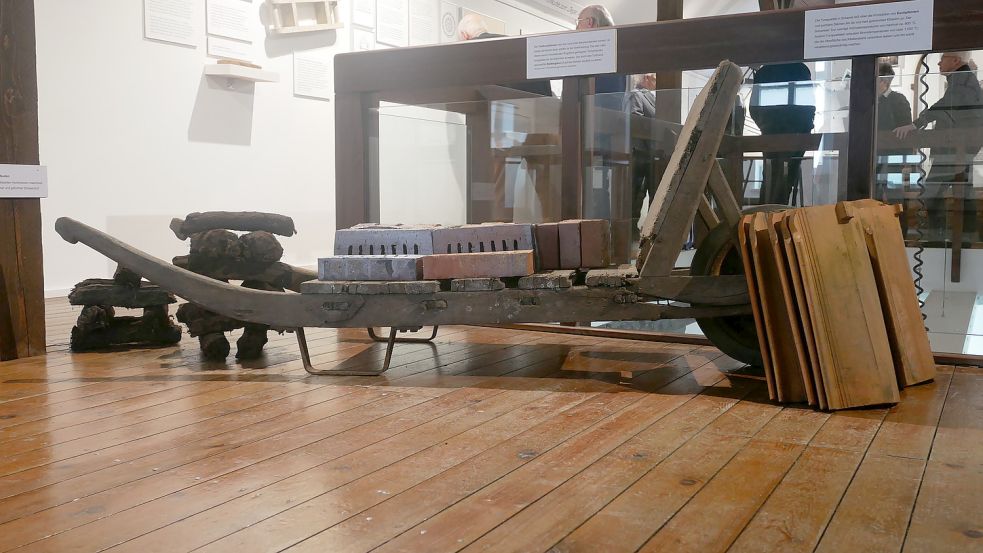 Torf und Ziegelsteine auf einer alten Ziegelkarre stehen im Museum. Foto: Kruse