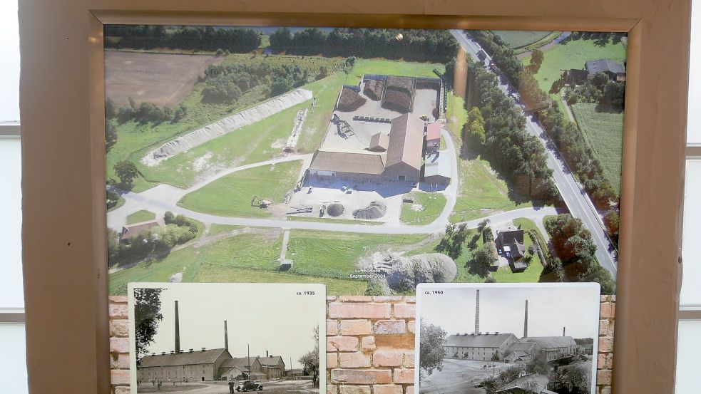 Ein Blick von oben auf das Gelände der Griendtsveen AG in Scharrel. Dort wurden bis 1981 Ziegelsteine produziert. Davor sind alte Postkarten mit Fotos der Ziegelei zu sehen. Foto: Kruse