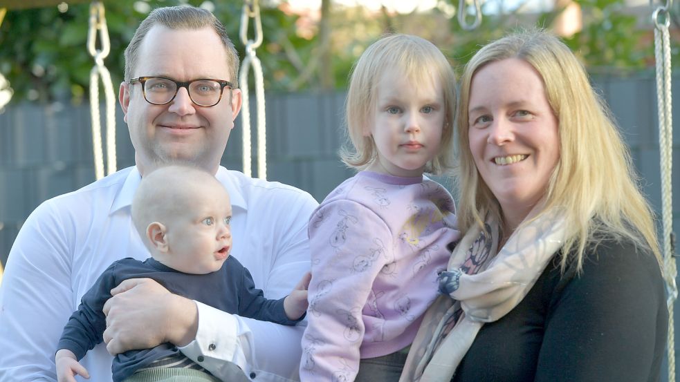 Olaf Bohlen und Lena Rieckhoff wollen um einen Kindergartenplatz für Hanna kämpfen. Brüderchen Paul könnte einen Platz in der Krippe der Arbeitgebers von der Mama bekommen. Foto: Ortgies