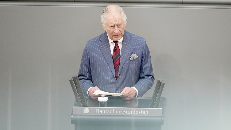 König Charles III. von Großbritannien spricht am zweiten Tag seiner Deutschlandreise im Bundestag. Noch vor seiner Krönung im Mai 2023 besuchen der britische König und die Königsgemahlin für drei Tage Deutschland. Foto: Nietfeld/DPA