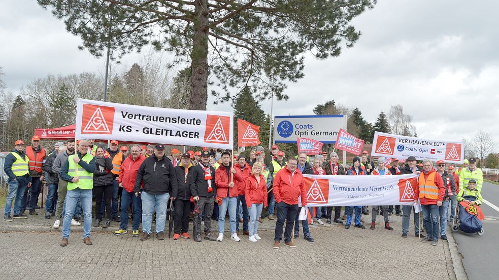 100 Beschäftigte der Coats Opti Germany GmbH aus Rhauderfehn haben am Donnerstag demonstriert. Foto: Weers