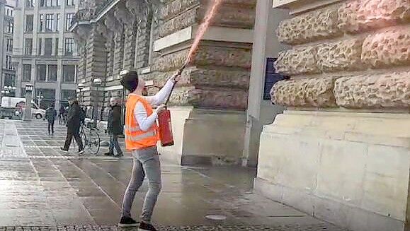 Aktivisten der „Letzten Generation“ haben das Hamburger Rathaus besprüht. Foto: Letzte Generation