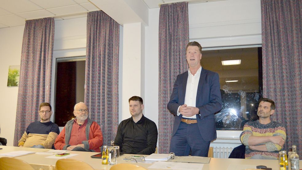 Steuerberater Ludwig Horrmann (stehend) und Dr. Marcus Stieger (rechts) sind Geschäftsführer der neu gegründeten Gesellschaft. Foto: Weers