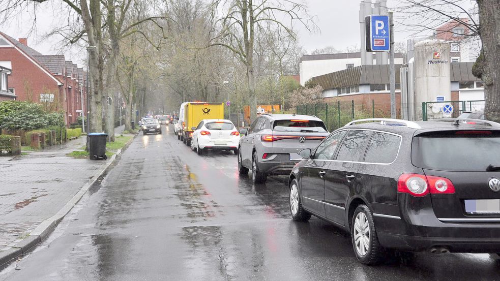 In der Annenstraße in Leer staute sich der Verkehr. Foto: Wolters