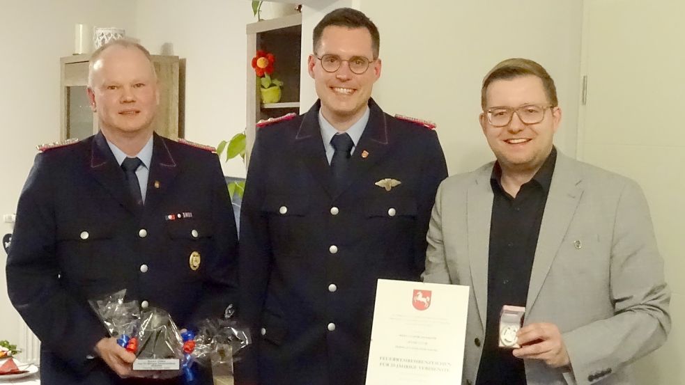 Ehrung bei der Feuerwehr Barßel (von links): Gemeindebrandmeister Uwe Schröder, Hauptbrandmeister Dennis Lüthje und Bürgermeister Nils Anhuth. Foto: Feuerwehr