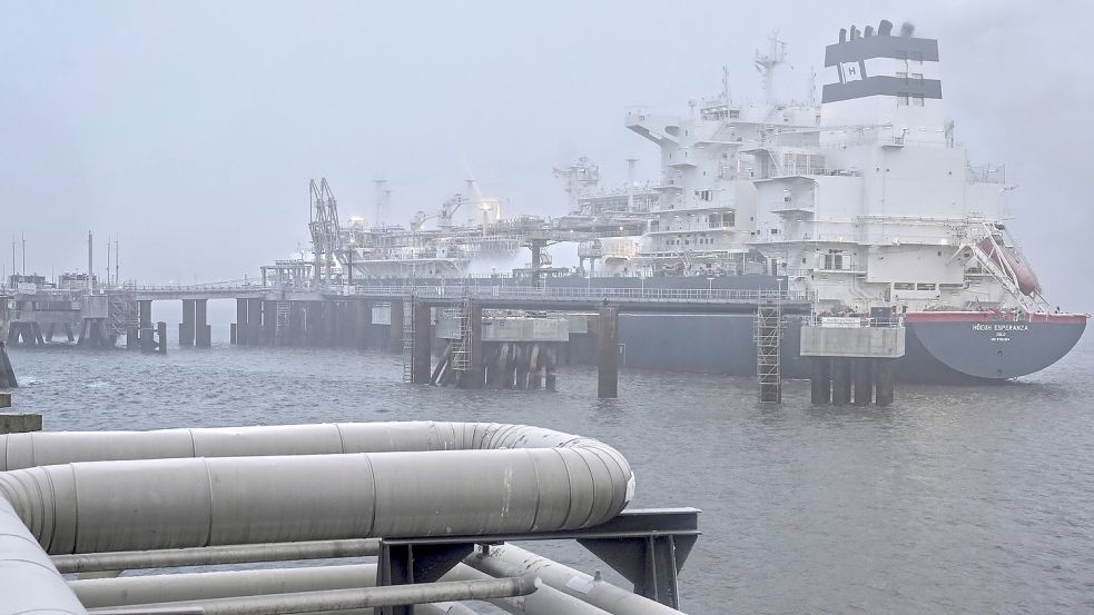 Das LNG-Terminalschiff „Höegh Esperanza“ liegt in Wilhelmshaven und wandelt Flüssigerdgas für die Einspeisung ins Netz um. Foto: Sohn/AP POOL/DPA