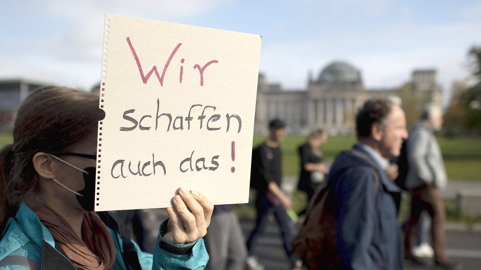 Ein Aktivist mit Plakat auf einer Demo in Berlin. Foto: imago/IPON