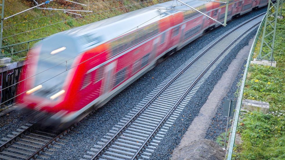 Für 49 Euro im Monat mit dem Regionalzug in ganz Deutschland unterwegs sein. Ab 1. Mai ist es möglich. Doch das Ticket kostet Bund und Länder viel Geld, das in Schienen, Busse und Bahnhöfe besser investiert wäre. Foto: Frankenberg/DPA