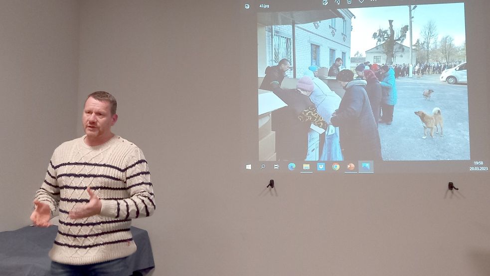 Der gebürtige Barßeler Michael Kröger berichtete in einem Vortrag in Ihrhove über das, was er in der Ukraine seit Kriegsbeginn erlebt hat. Foto: Scherzer