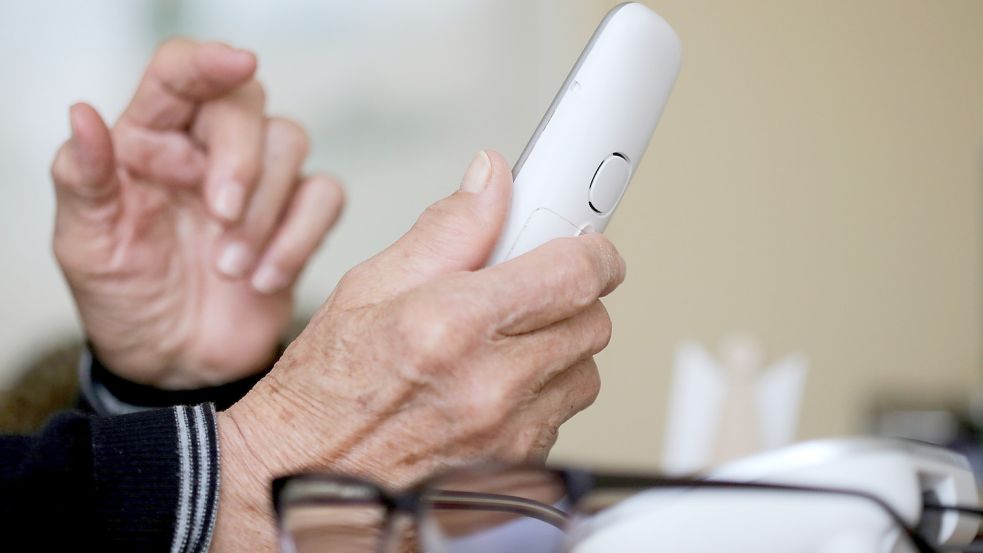 Häufig versuchen Betrüger, ältere Menschen am Telefon abzuzocken. Neben dem Enkeltrick sind dabei weitere Geschichten in Gebrauch, um Senioren Geld aus der Tasche zu ziehen wie jetzt in Barßel geschehen. Symbolfoto: Weihrauch/DPA