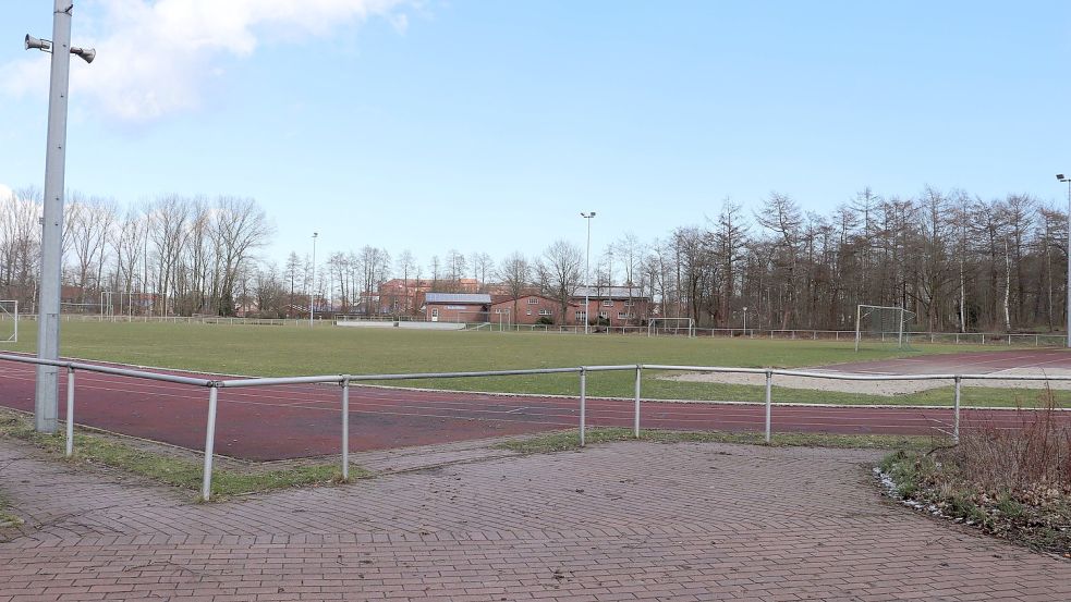 Der Sportpark bei der Integrierten Gesamtschule in Barßel mit Fußballplatz, Sprunganlage und Laufbahn wird zusammen mit dem Basketballplatz modernisiert. Foto: Gemeinde Barßel