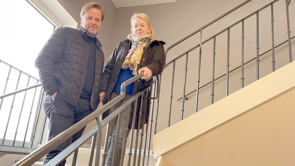 Silke und Niels Plaisir im Treppenhaus des Hotels. Das geschmiedete Geländer ist erhalten geblieben und wurde aufgearbeitet. Die Treppe führt zu den Zimmern, in denen unter Hochdruck gearbeitet wird. Foto: Janßen