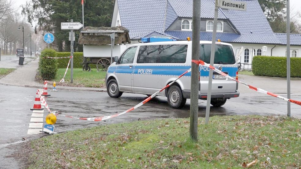 Die Polizei hat ein Gebiet in der Gemeinde Großenkneten, wo das vermeintliche Fluchtfahrzeug gefunden wurde, abgesperrt. Foto: Nonstopnews