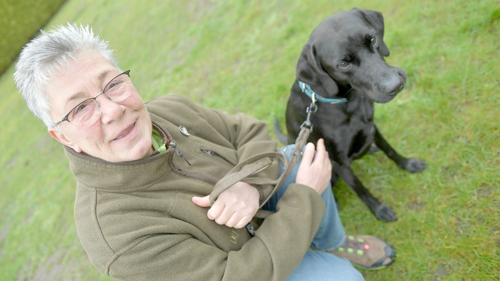 Mona Göbel, Hundetrainerin aus dem Kreis Leer, gibt Tipps für die Leinenführigkeit. Foto: Ortgies
