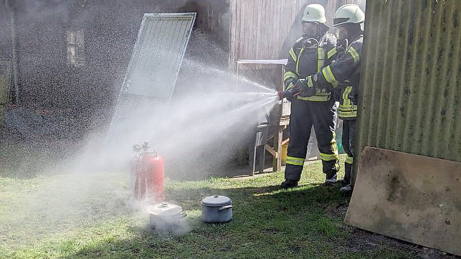 Beim Kochen mit einem Gasgrill ist es in Flachsmeer zu einem Zwischenfall gekommen. Die alarmierten Feuerwehrleute brachten die Gasflasche, aus der eine Stichflamme schoss, nach draußen und löschten die Flamme. Foto: Feuerwehr/Bruns