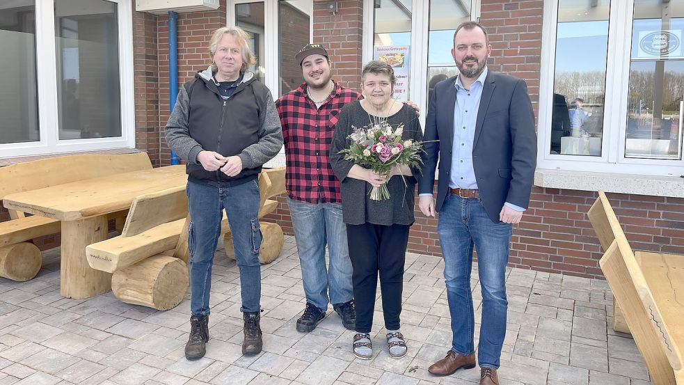 Marco Smid (rechts), Geschäftsführer der Wohnungsbau- und Entwicklungs GmbH, und Matthias Behrends (links), Betreiber des Campingplatzes, gratulierte den neuen Pächtern Rita Schäfer, Sohn Matthias Polke (2. von links).