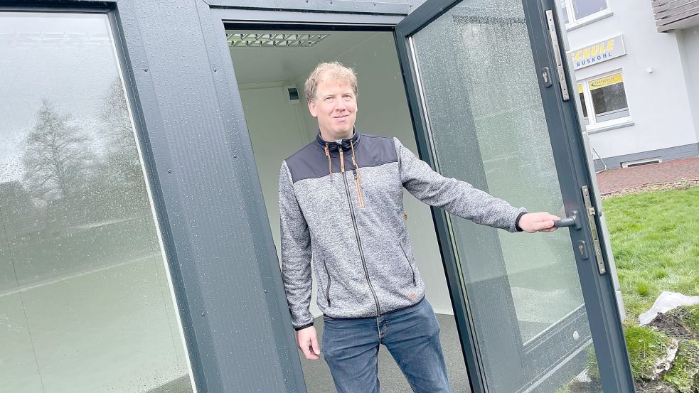 Noch steht der Container leer. Holger Buskohl will hier bald Softeis aus einem Automaten verkaufen. Foto: Hellmers