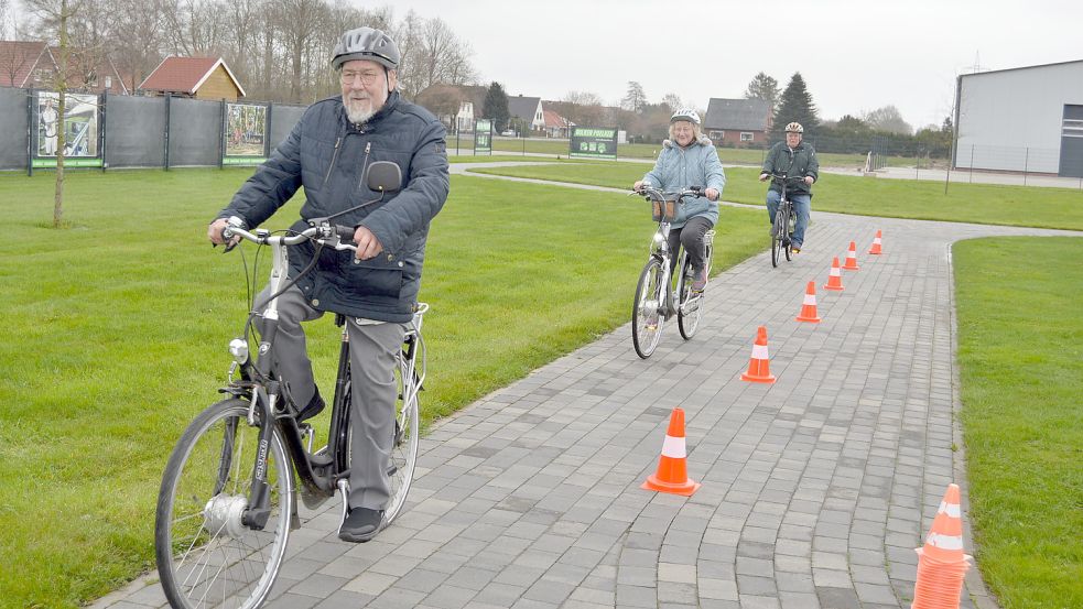 Auf dem Fahrradparcours der Firma Wilken Poelker mussten die Teilnehmer des Fahrsicherheitstrainings mit dem Pedelec gleich mehrere Übungen absolvieren. Foto: Weers