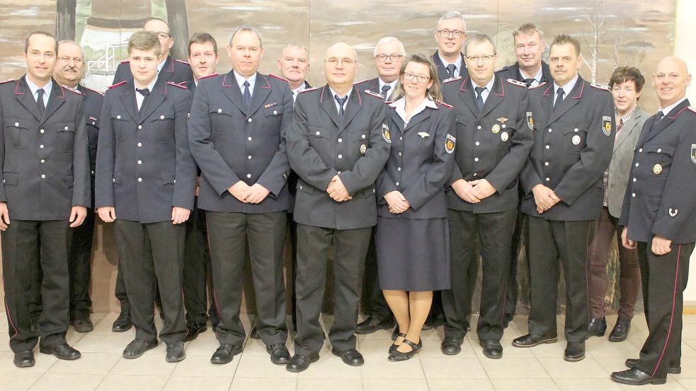Die Ortsfeuerwehr Ostrhauderfehn ehrte Mitglieder, und einige wurden auch befördert. Darüber freuen sich (von links): Enno Garding, Uwe Wagner, Andre Krämer, Markus Roskam, Sascha Block, Lars Ammermann, Lothar Hillen, Jens Meyerhoff, Dieter Ackermann, Sandra Stratmann, Jörg Stratmann, Detlef Harms, Ernst Behrends, Andre Stamm, Lydia de Boer und Ralf Ecken. Foto: Ortswehr Ostrhauderfehn