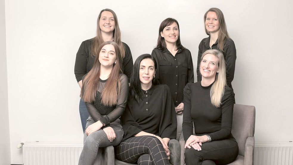 Die beiden Zahnärztinnen werden unter anderem von vier Mitarbeiterinnen unterstützt. Außerdem sind ein Oralchirurg und ein Anästhesist regelmäßig vor Ort.
