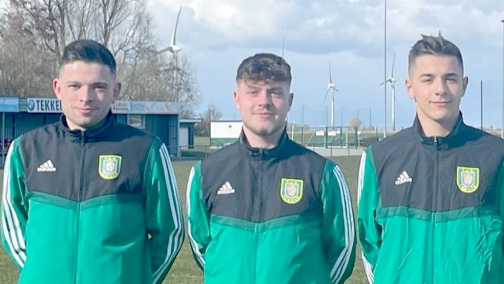 Der TuS Pewsum freut sich über die Neuzugänge (von links) Jens Eeten (RSV Visquard), Florian Beer und Marius Scholz (beide A-Jugend JFV Krummhörn). Foto: Privat