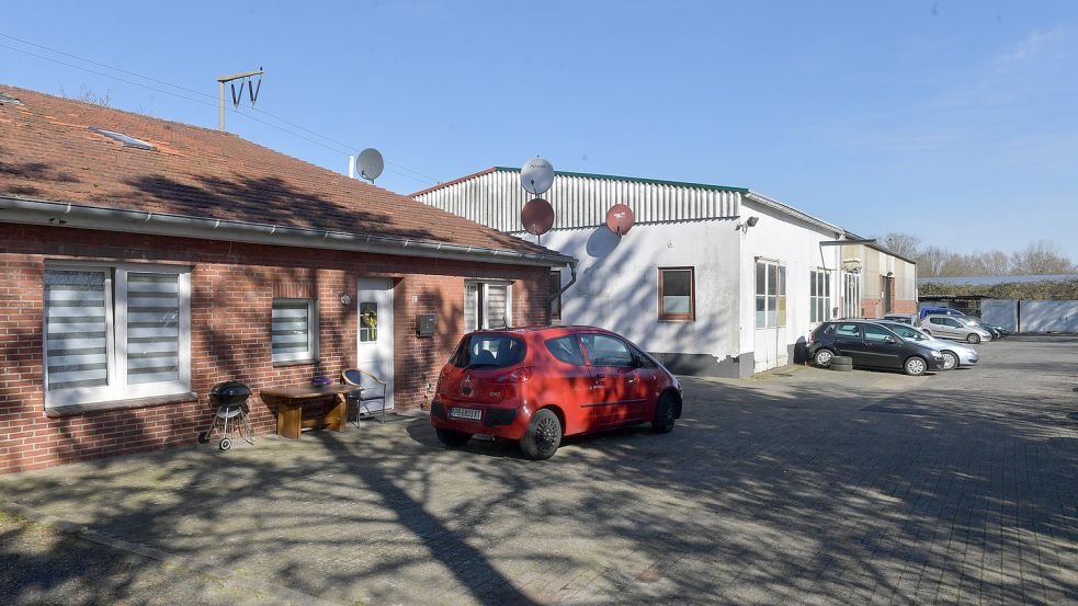 Ein Mietshaus (vorne) im Gewerbegebiet – derzeit wird unter anderem geprüft, ob das hier in der Straße Zwischen den Bahnen überhaupt erlaubt ist. Foto: Ortgies