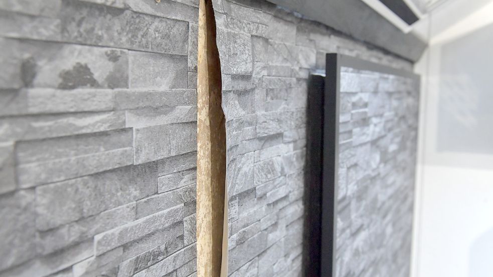 Weil regelmäßig Wasser die Wand hinunterläuft, löst sich die Tapete in der Küche von Werner Fogel. Foto: Ortgies
