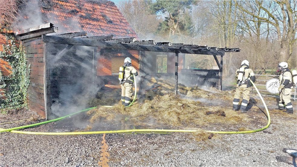 Unter Atemschutz löschten Einsatzkräfte der Feuerwehr Barßel den Brand. Foto: Passmann