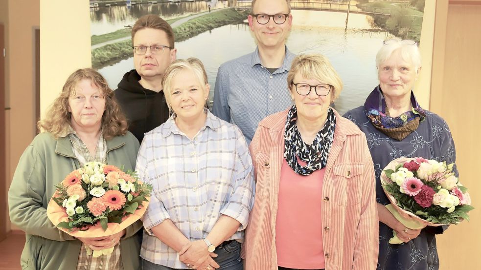 Der neue Vorstand des Barßeler Ruderverein mit den Geehrten (von links): Ros Oetje-Weber, JensBuss, Elke Hartjes, Thomas Müller, Karin Holtmann, Mechthild Preut. Es fehlt Julia Osterkamp. Foto: Passmann