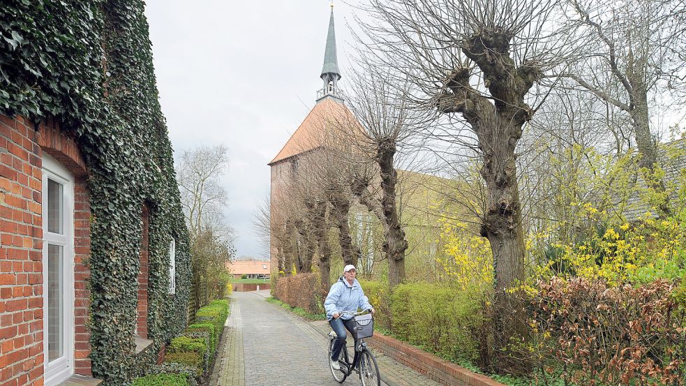 Die Kirche in Rysum hat nicht nur eine alte Orgel, sondern auch ein „Heiliges Grab“. Foto: Wagner/dpa-Archiv