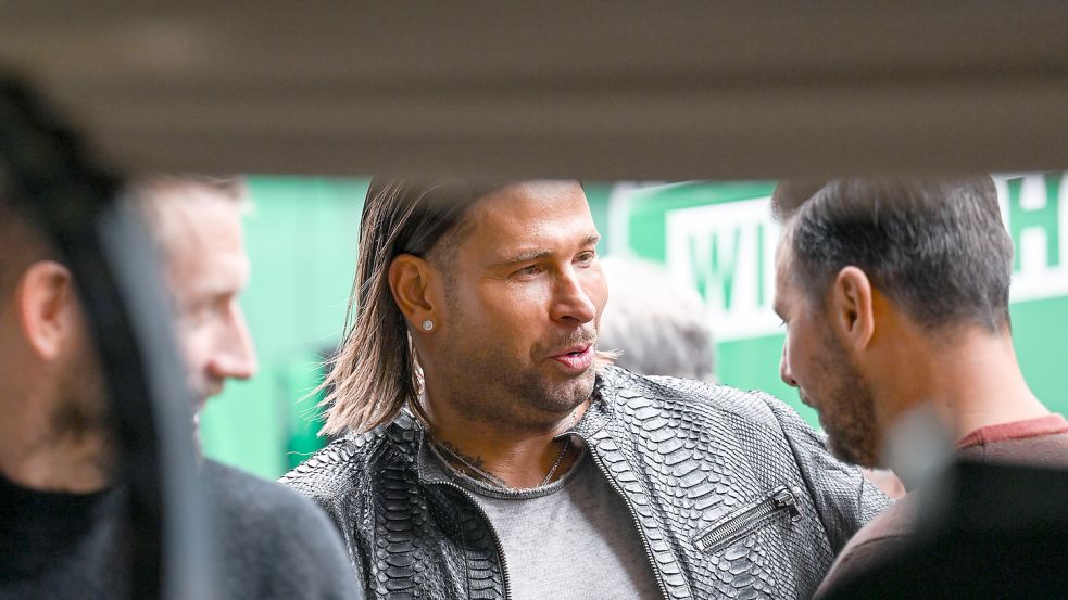 Im September war Tim Wiese (von links) beim Abschiedsspiel von Claudio Pizarro. Der Verein bricht nun offenbar mit seinem früheren Star. Foto: IMAGO/Nordphoto