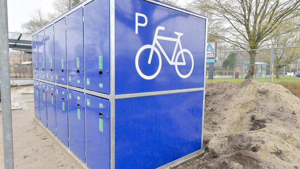 In diesen Fahrradboxen können Räder sicher und trocken abgestellt werden. Foto: Ortgies
