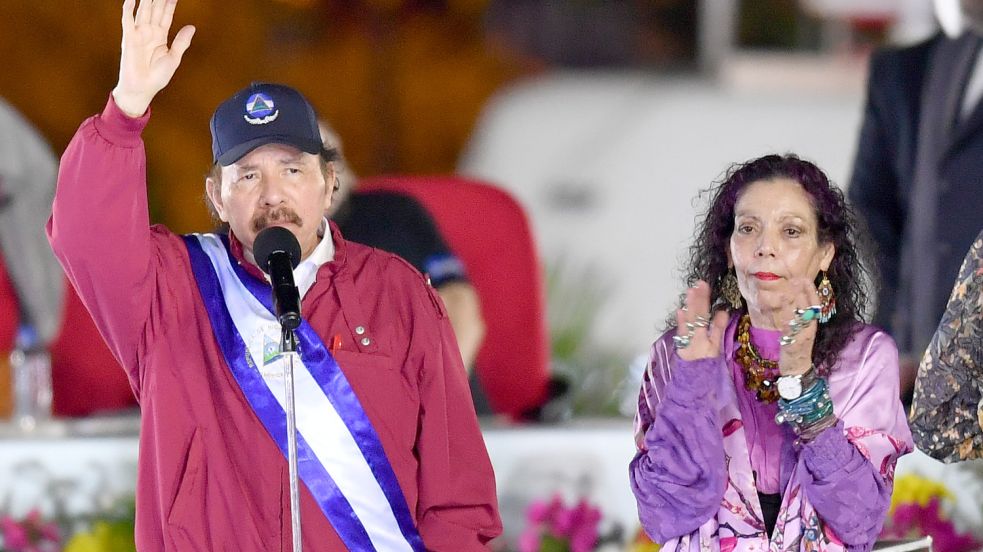 Nicaraguas Familien-Regime unter Präsident Daniel Ortega (l.) und seiner Ehefrau und Vizepräsidentin Rosario Murillo (r.) wird immer totalitärer. Der Kreuzzug gegen die Kirche macht auch vor dem Osterfest nicht halt. Foto: dpa/XinHua /Xin Yuewei