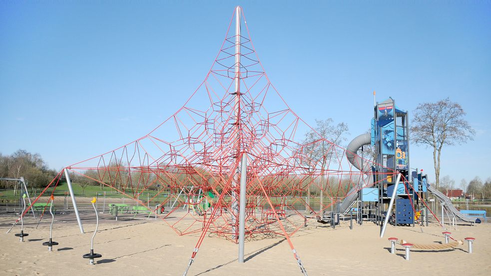 Die Kletterpyramide am Ihler Meer misst zwölf Meter und der Kletterturm bringt es auf zehn Meter Höhe . Foto: Hippen