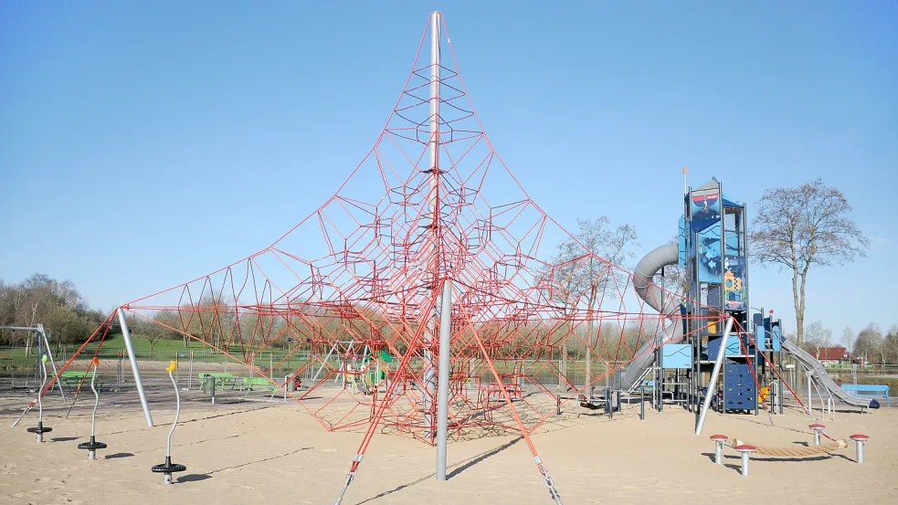 Die Kletterpyramide am Ihler Meer misst zwölf Meter und der Kletterturm bringt es auf zehn Meter Höhe . Foto: Hippen