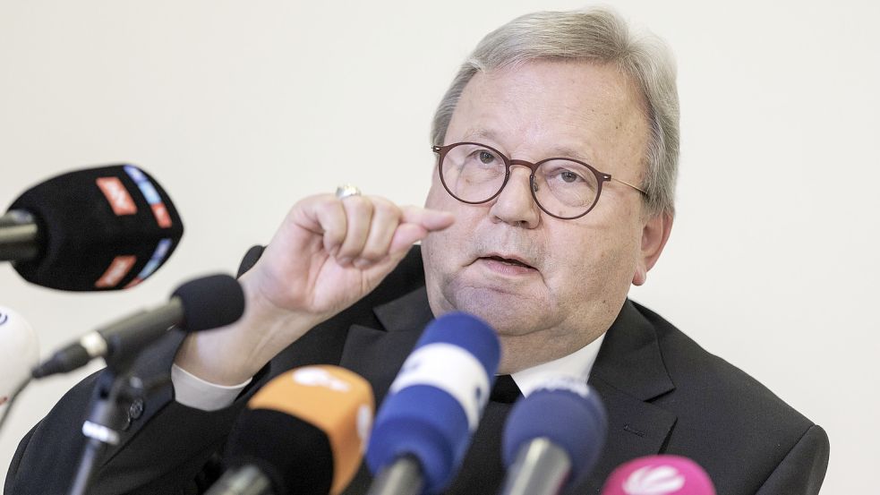 Im September vergangenen Jahres stellte sich Bischof Franz-Josef Bode in einer Pressekonferenz den Vorwürfen, die nach Veröffentlichung der Studie zu Missbrauchsfällen im Bistum gegen ihn erhoben worden waren. Damals kündigte Bode an, im Amt bleiben zu wollen, um die Aufarbeitung der Fälle voranzubringen. Mittlerweile ist er zurückgetreten - und bekennt sich zu seinen Fehlern. Foto: David Ebener