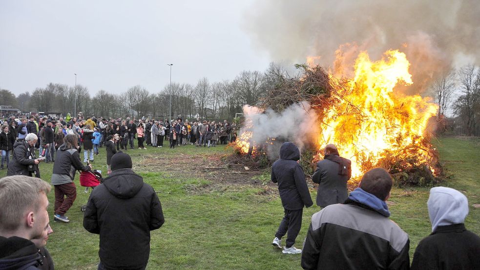 Osterfeuer, wie hier auf dem Sportplatz des SC 04 Leer, durften in diesem Jahr wieder abgebrannt werden. Foto: Wolters