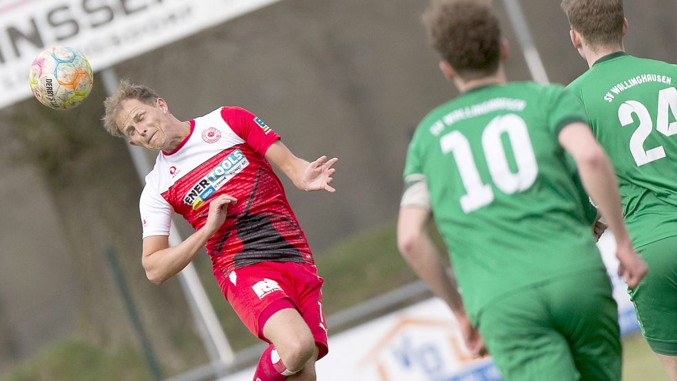 Ex-Kickers-Spieler Holger Wulff (links) leitete mit einem schönen Doppelpass die Führung ein. Fotos: Doden/Emden