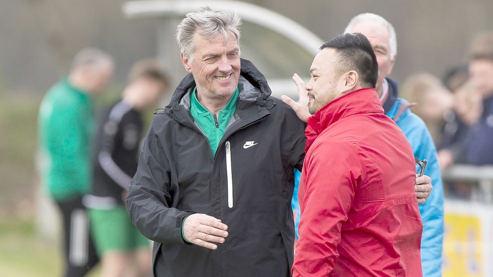 Freundschaftliche Begrüßung zwischen den Trainern Bi Le Tran (rechts) und Ewald Mühlenbrock.